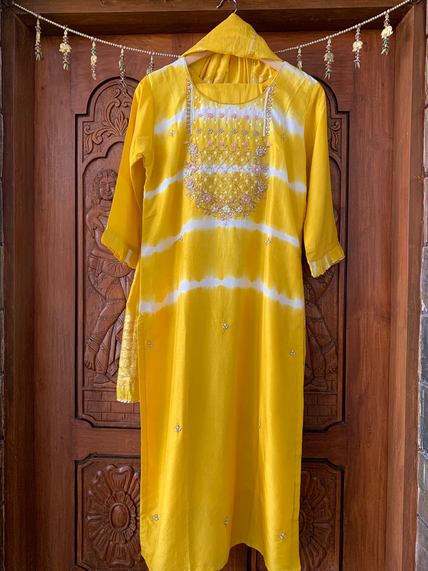 Sunehri Adaah Kurta Set