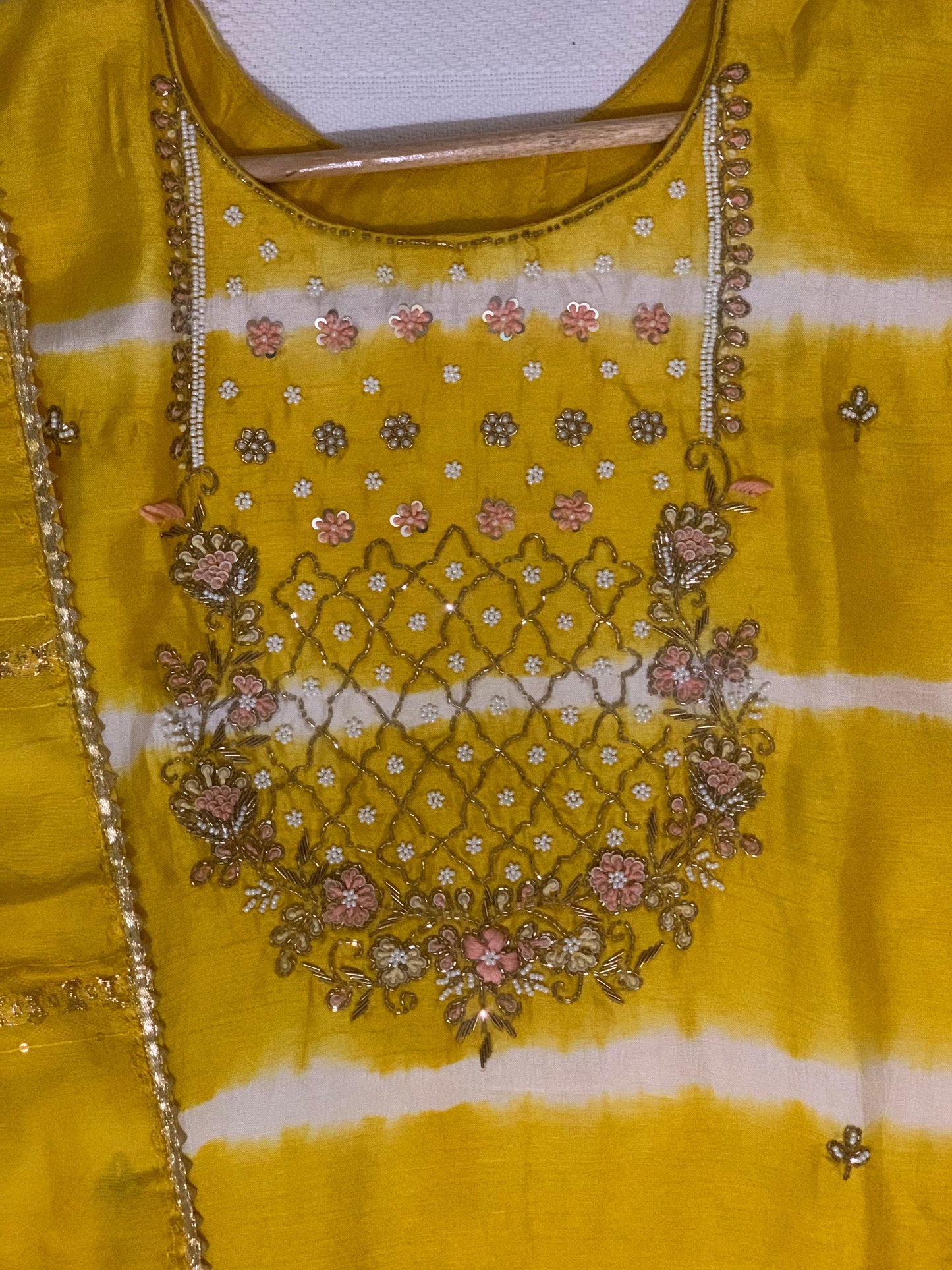 Sunehri Adaah Kurta Set