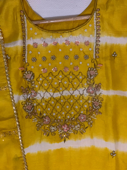 Sunehri Adaah Kurta Set